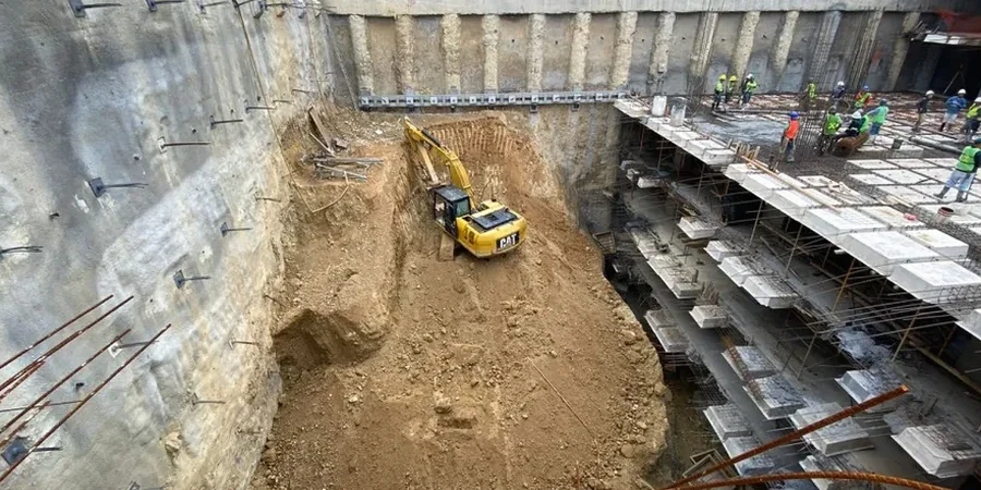 Diseño Geotécnico de Excavaciones Profundas en Arica: Suelos Costeros y Control de Napa